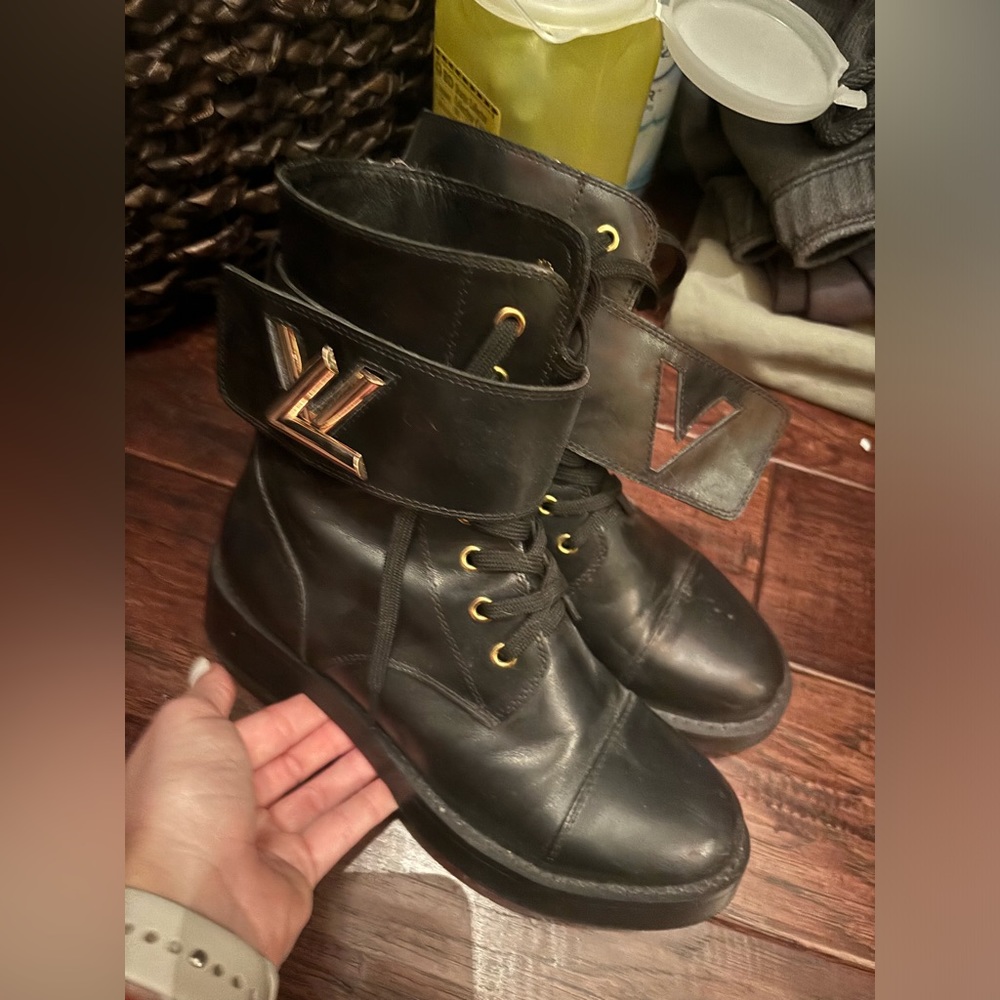 Leather boots L V